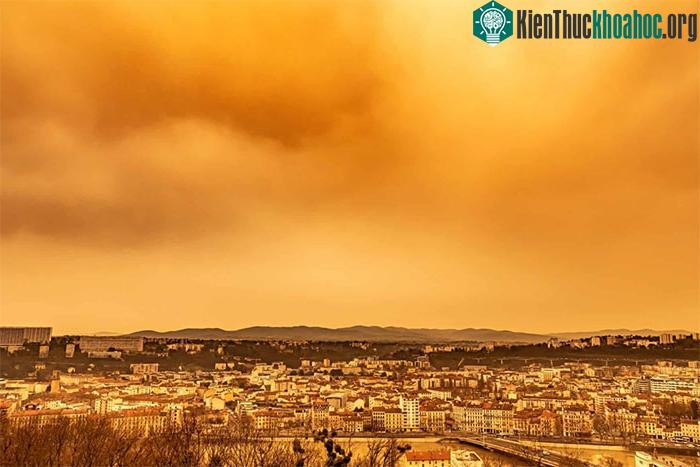 Thời tiết và gió mạnh ở những quốc gia đó đã khiến cát ở Sahara bị cuốn lên cao từ 2-5km.