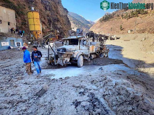 Sông băng Himalaya vỡ “như núi lửa phun trào” ảnh 3