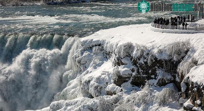 Du khách thưởng ngoạn cảnh tượng thác Niagra Fall hùng vĩ đóng băng một phần