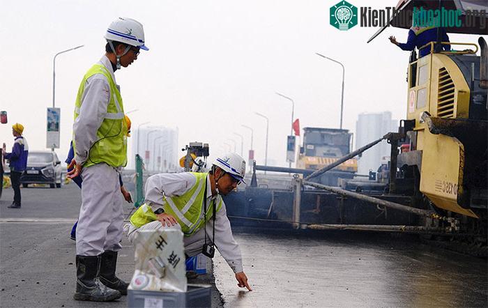 Các chuyên gia nước ngoài luôn túc trực để kiểm tra bề mặt bê tông nhựa…