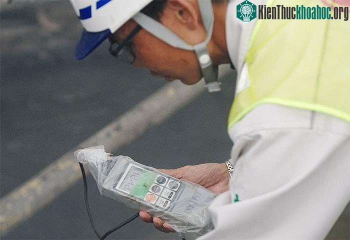 … và giám sát công nhân thực hiện công trình.