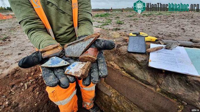 Nhiều cổ vật được khai quật, bao gồm các mảnh gốm Trung Cổ đắt giá