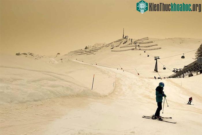 Những người trượt tuyết trên sườn núi tại khu nghỉ mát Alpine ở Anzere, Thụy Sĩ.