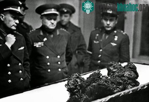Thi thể Vladimir Komarov biến thành một hình khối cháy đen trong thảm kịch