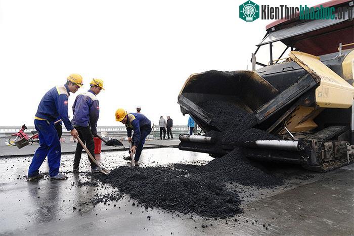 Công việc được các công nhân tiến hành một cách khẩn trương để đảm bảo tiến độ đã đề ra.