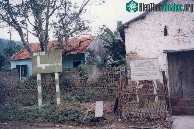 Lùng Vài năm 1999 tại điểm cắm biển chỉ dẫn đi Thất Khê và Bình Độ.