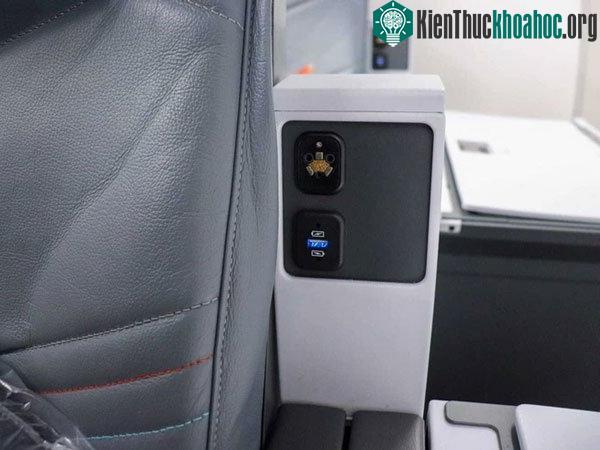 Một ổ cắm điện AC 110v và nhiều cổng sạc USB