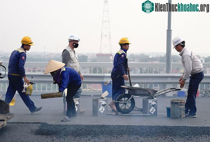 Mặt cầu được đổ bê tông UHPC cường độ chịu nén 120MPa, dày tối thiểu 6 cm...