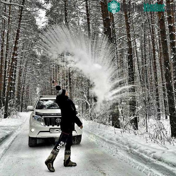 Nước vừa đổ ra đã bị đóng băng