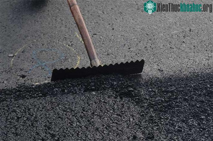 ...sau đó phủ mặt cầu bằng bê tông nhựa polymer dày 4 cm.