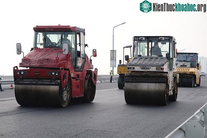 Sau khi hoàn thành việc thảm bê tông nhựa, đơn vị thi công sẽ tiến hành sơn vạch kẻ đường…