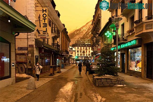 Tại vùng Jungfraujoch của Thụy Sĩ nằm ở độ cao 3.463 m, nồng độ bụi là 744 microgam/m3.