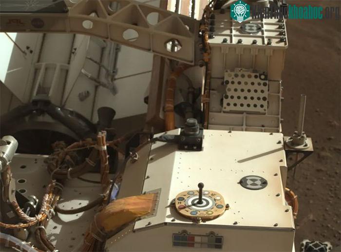 Ảnh chụp buồng điều khiển của camera Mastcam-Z dính bụi trong lúc hạ cánh