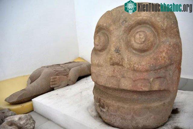 Các hiện vật được tìm thấy trong đền thờ.