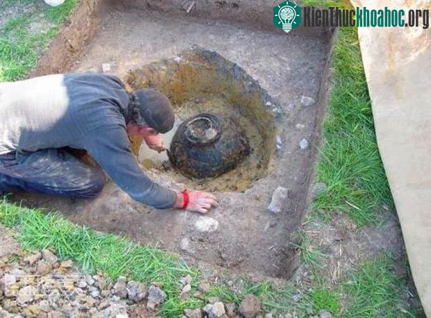 Các nhà khảo cổ khai quật chiếc chum.