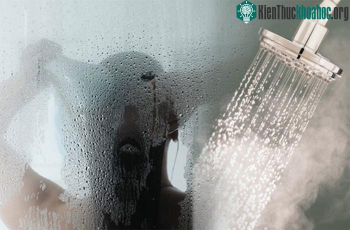 Nước nóng có thể làm mất lớp dầu bảo vệ tự nhiên trên làn da, khiến da khô và nứt nẻ.