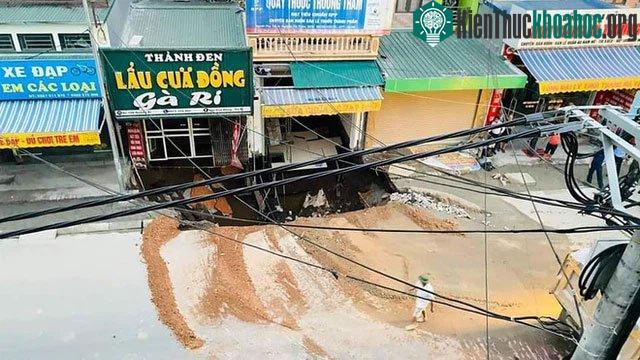 "Hố tử thần" bất ngờ xuất hiện trước một số nhà dân tại huyện Chương Mỹ, Hà Nội