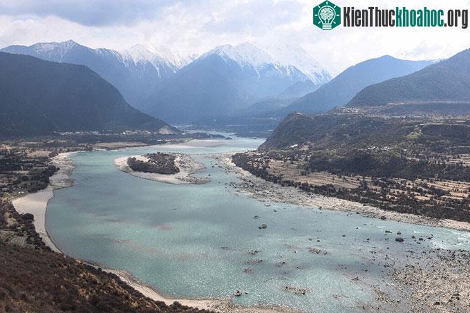 Sông Yarlung Tsangpo, nhánh thượng nguồn của Brahmaputra ở Medog, Tây Tạng.
