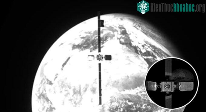 Vệ tinh Intelsat 10-02 nhìn từ tàu MEV-2.