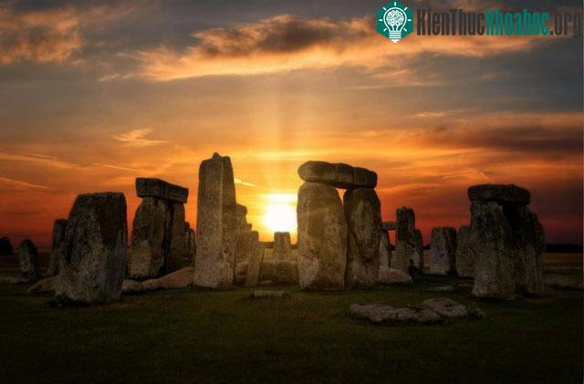Một số loại đá sử dụng tại Stonehenge đã được sử dụng trong đài tưởng niệm Waun Mawn.