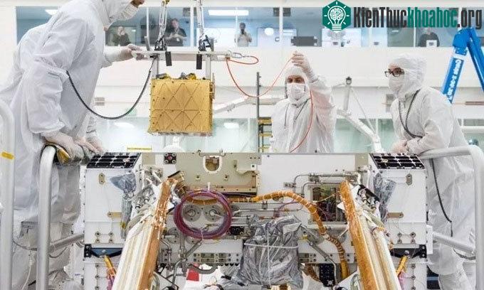 Các nhà nghiên cứu lắp MOXIE dưới bộ khung gầm của robot Perseverance.