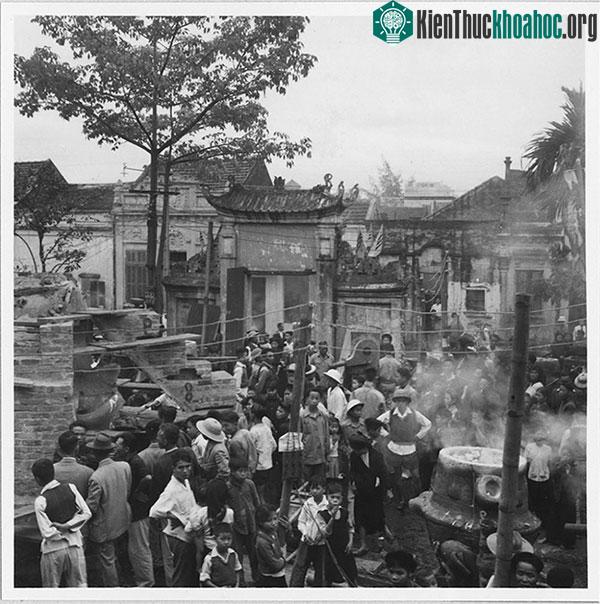 Cảnh đúc tượng Phật ở sân chùa Thần Quang