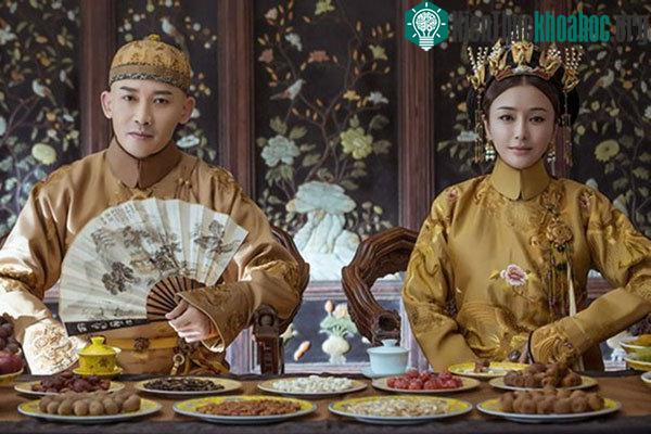 Chế độ ăn của hoàng đế chủ yếu bao gồm thịt lợn, thịt cừu, cá và rau xanh