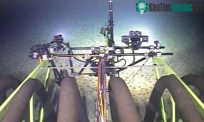 Robot đào mỏ nằm ở đáy biển.