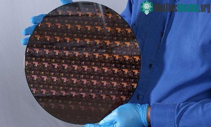 Bảng chứa con chip 2 nanomet.