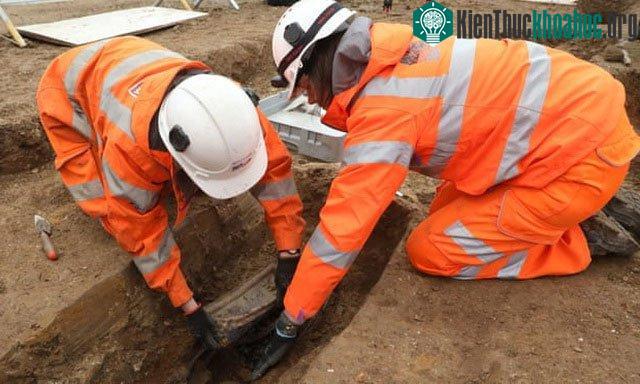 Các nhà khảo cổ học đang khai quật tại một địa điểm vốn là nghĩa địa