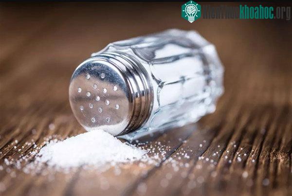 Tiêu thụ quá nhiều muối sẽ dẫn đến những vấn đề khác nhau trong cơ thể.