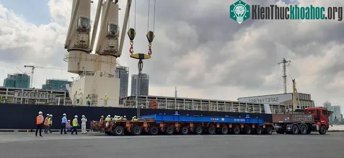 Ba xe siêu trường, siêu trọng đậu sẵn ở cảng Khánh Hội, TP HCM