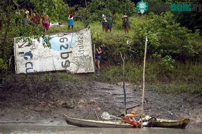 Người dân tại Brazil đang xem xét mảnh vỡ được cho là thuộc về tàu vũ trụ châu Âu vào năm 2014.