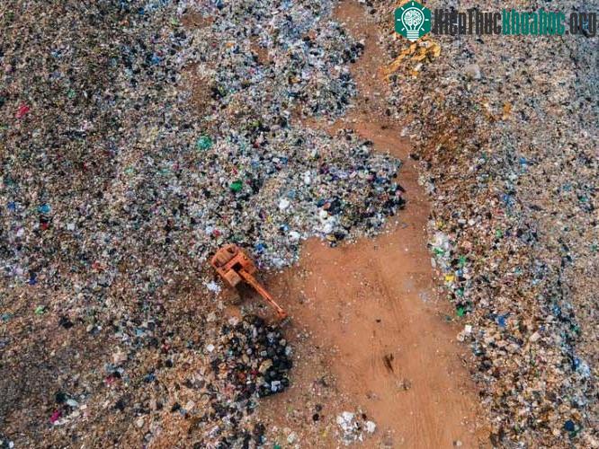 Nhiều đồ thải nhựa không được xử lý bị đổ ra bãi rác.