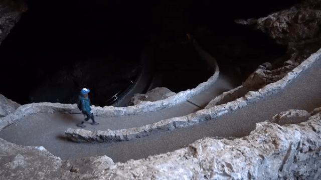 Con đường quanh co, sâu hun hút, càng đi sâu xuống ánh sáng như bị "nuốt chửng".