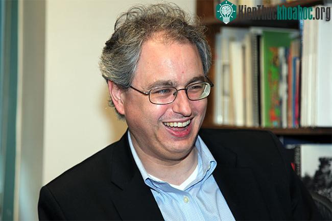 Charles Kenny, tác giả cuốn sách The Plague Cylcle.