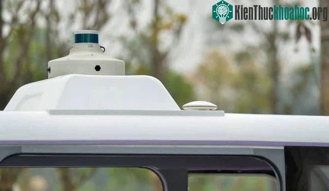 Trên đỉnh của xe là cảm biến 360 độ