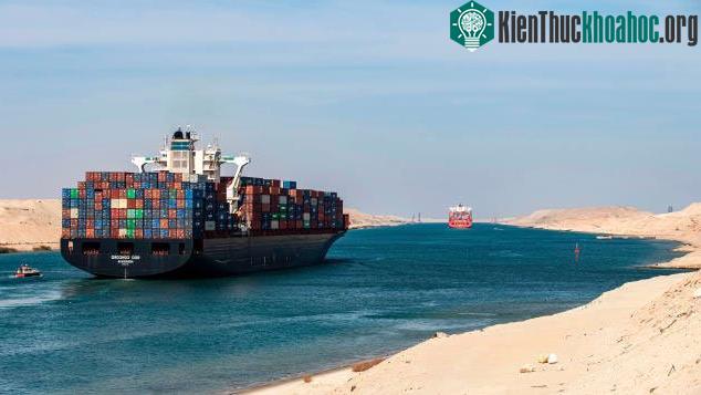 Tàu container khổng lồ.
