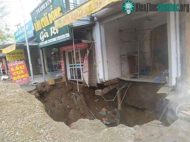 Cận cảnh "hố tử thần" sâu 5 mét, rộng hơn 10 mét ở Hà Nội ảnh 1
