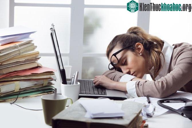 Ăn uống không lành mạnh khiến nhiều người gặp vấn đề về thể chất và cảm xúc.