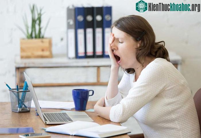 Quá buồn ngủ có thể ảnh hưởng công việc vào buổi chiều.