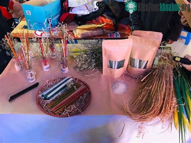 Sản phẩm ống hút gạo của Ngân và Hà.