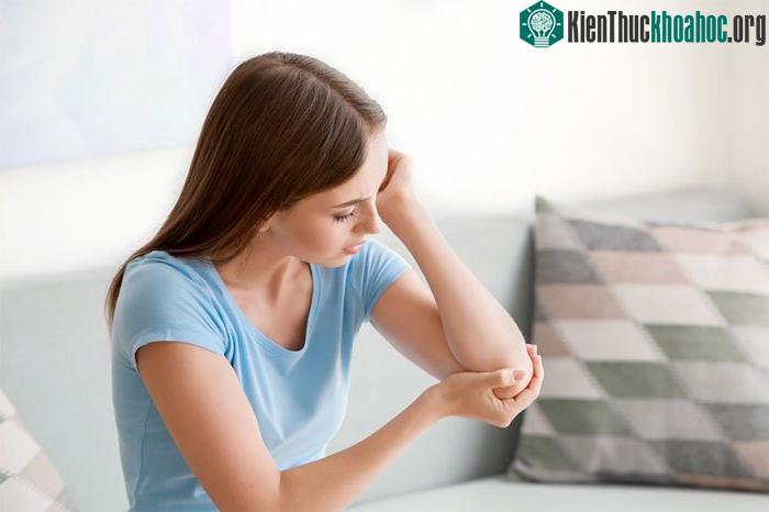 Bạn có thể bị đau, tê cánh tay, hàm, vai, lưng do mô tim bị ảnh hưởng.