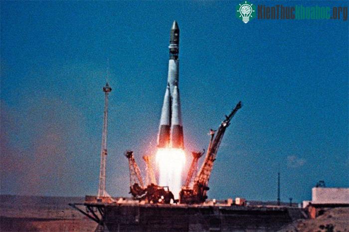 Con tàu Vostok-1 đang phóng lên tại trạm Baikonur Cosmodrome, Kazakhstan.