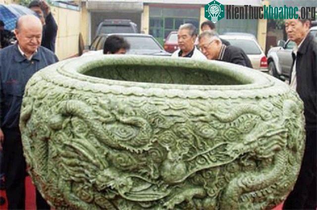 Độc Sơn Đại Ngọc Hải có kích thước tương đương bể tắm cho 2 người trưởng thành.