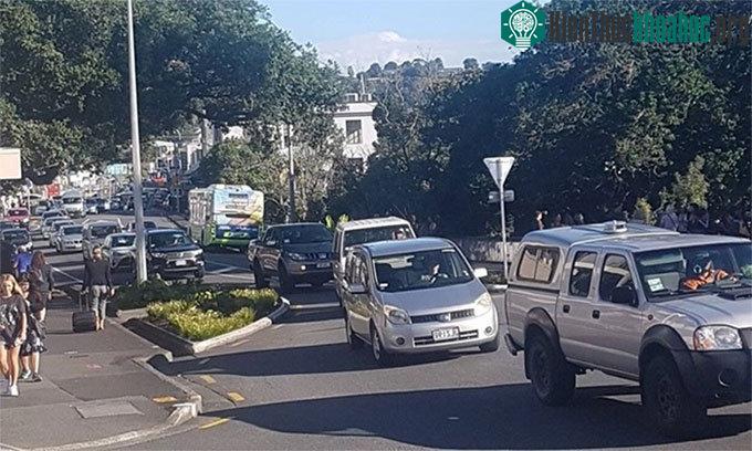 Cảnh tắc đường khi người dân sơ tán sau cảnh báo sóng thần