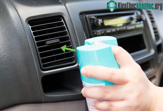 Bạn có thể dùng chất khử mùi, vệ sinh chuyên dụng để làm sạch hệ thống điều hòa