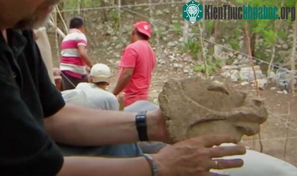 Một trong những mảnh gốm cổ được khai quật từ cung điện