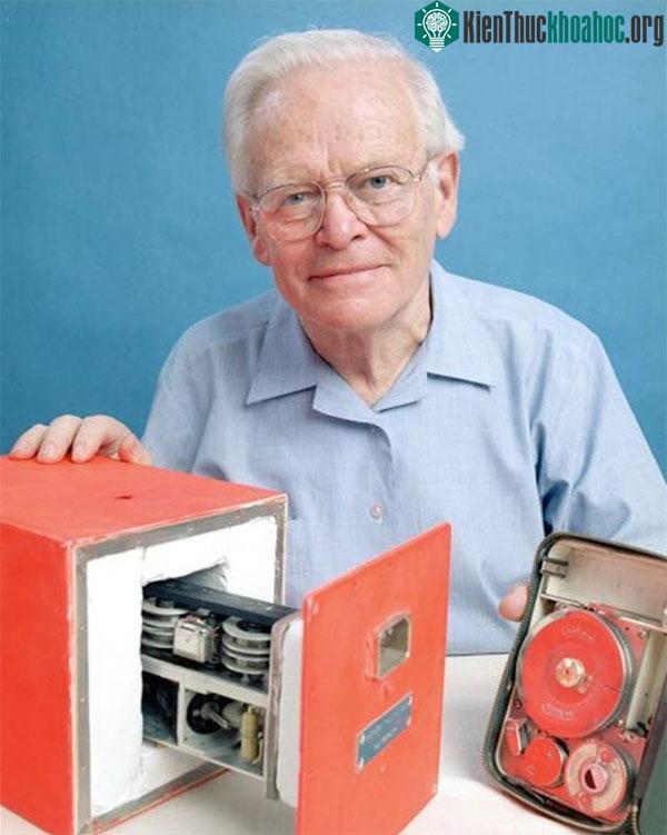 David Warren cùng phát minh của ông.