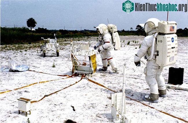 Các phi hành gia của Apollo 14 thực hành triển khai thiết bị trước chuyến bay lên Mặt trăng.